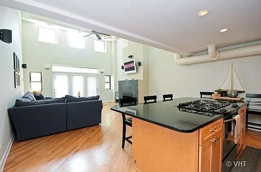 5th image of 1130 W Cornelia Ave APT G