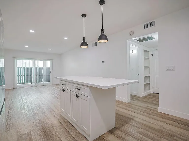 San Pasqual Apartments — Photo 14