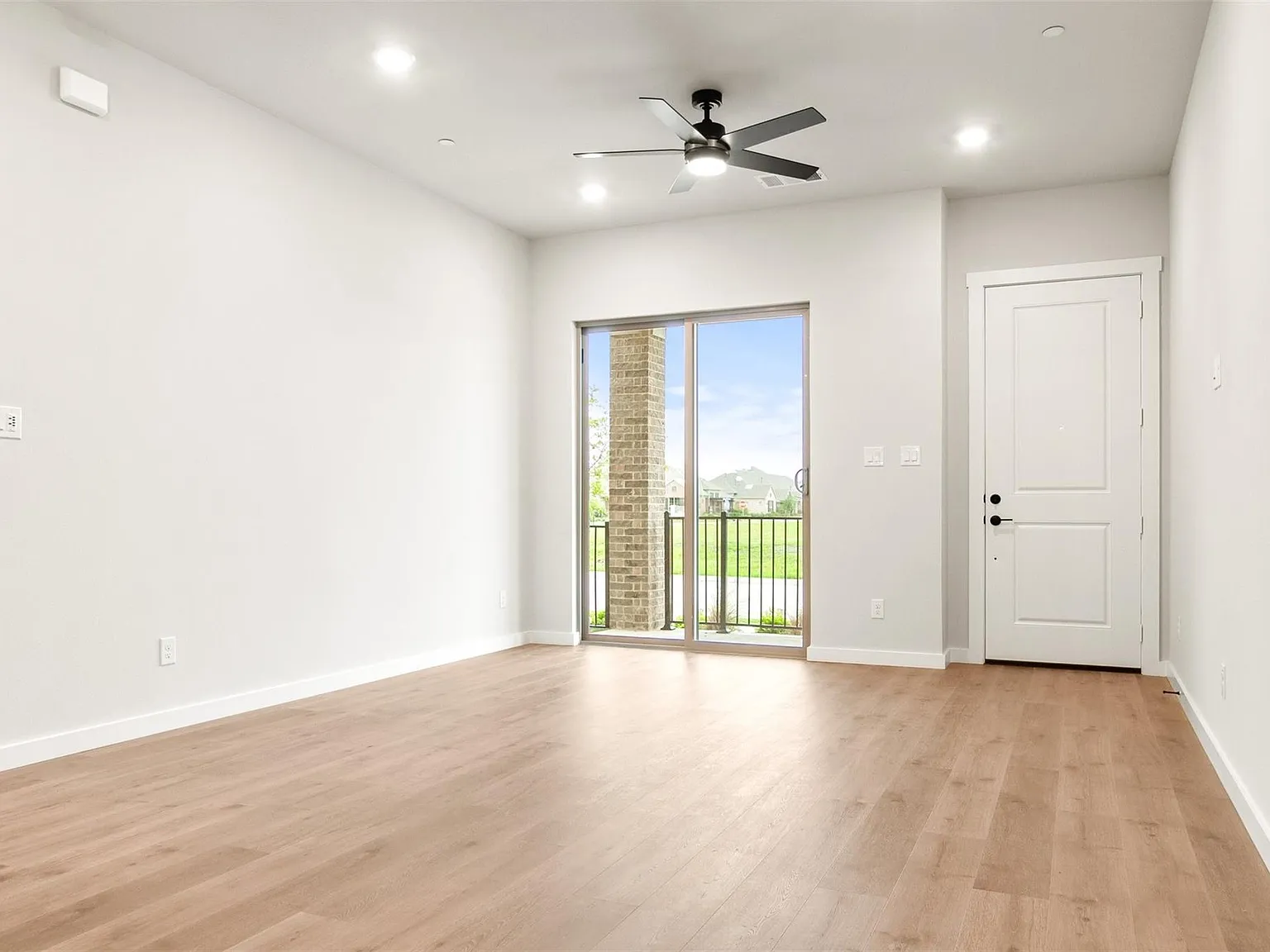 3 bed, 2.5 bath, 1683 sqft, $2,600 — Photo 3