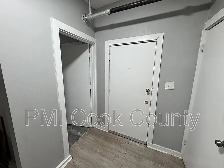 9006 S Escanaba Ave #G — Photo 11