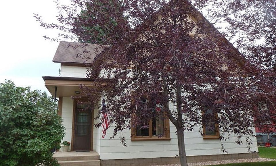 1st image of 109 S 8th St
