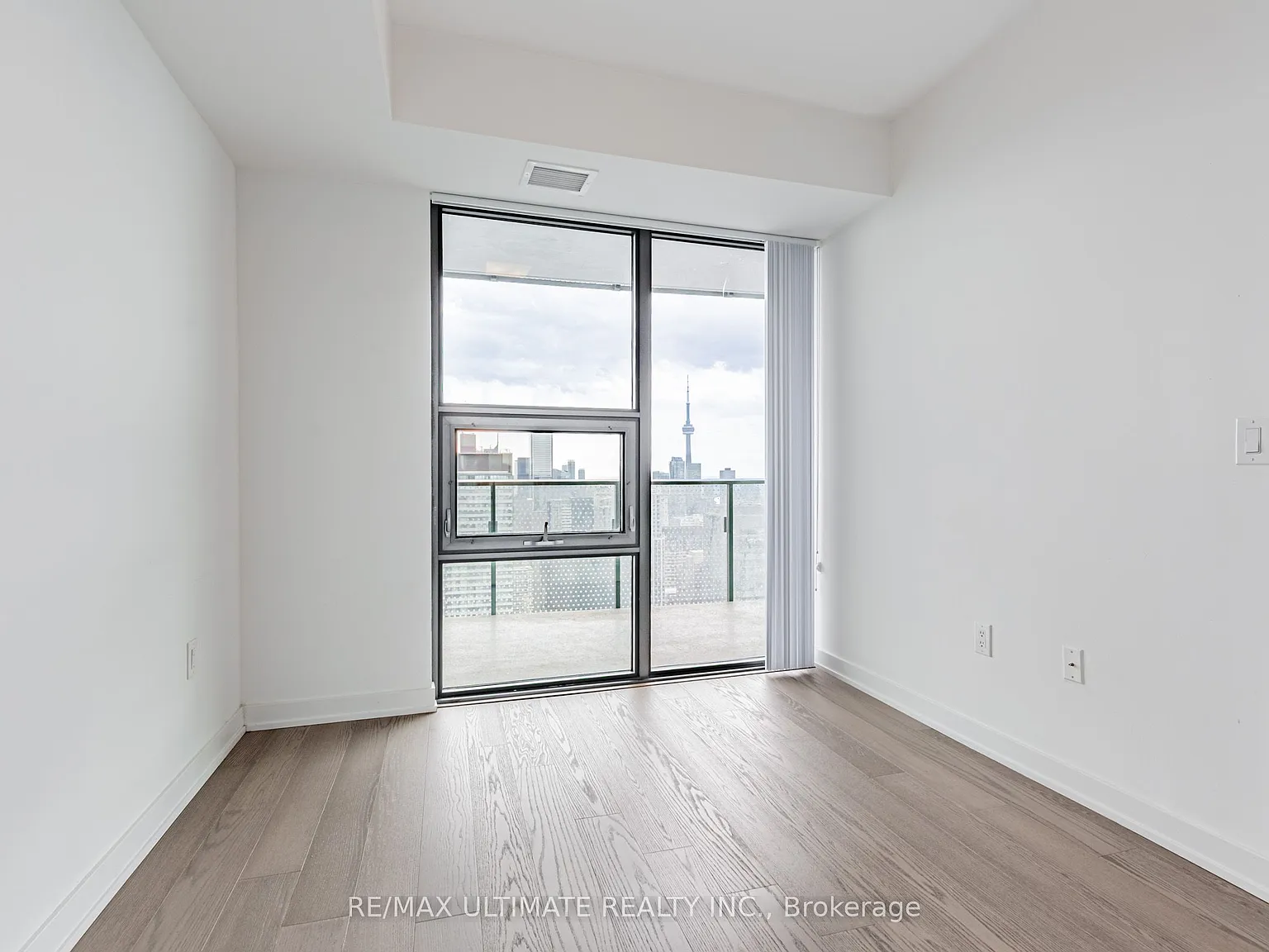 Wellesley on the Park Condos — Photo 2