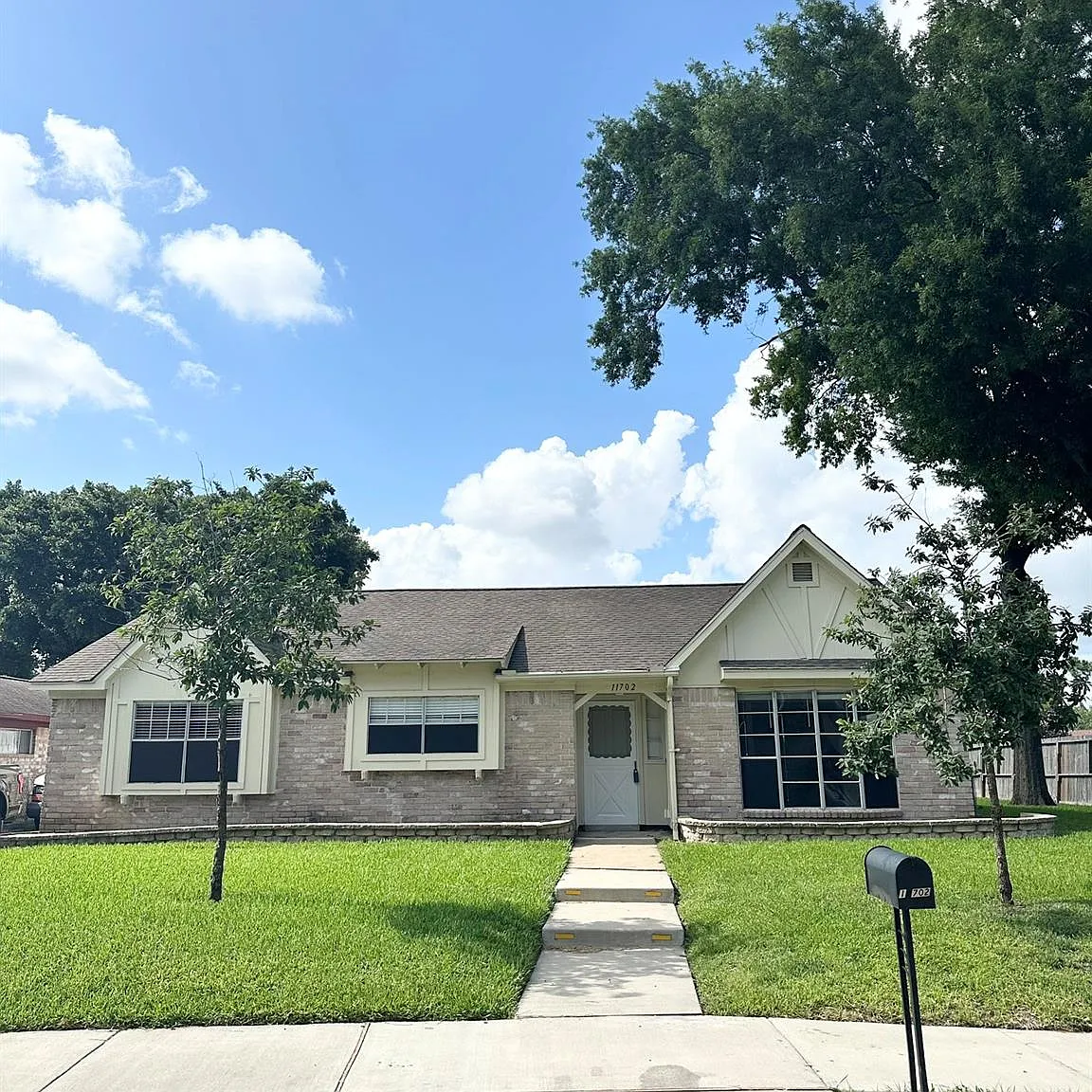 4 bed, 2.0 bath, 2144 sqft, $2,300 — Photo 1