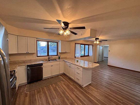 3rd image of 521 Douglas St
