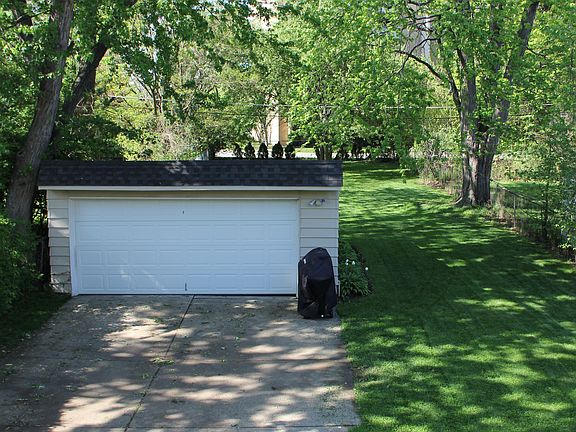 3rd image of 20384 Parkview Ave