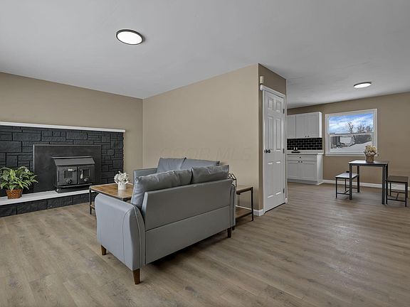 3rd image of 113 Pearl St