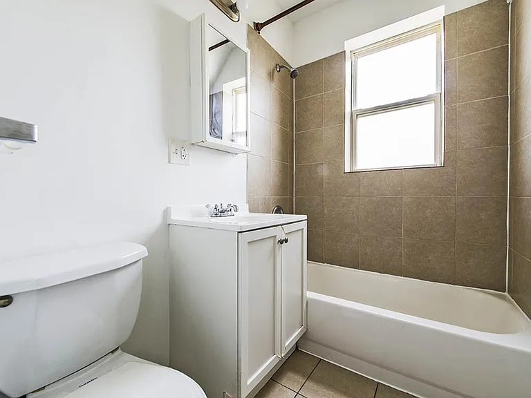 1145 N LeClaire — Photo 10