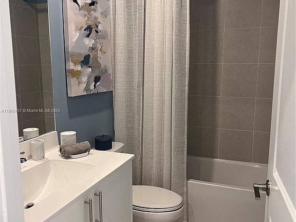 4th image of 640 SE 14th St #640