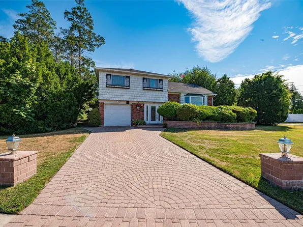 521 Narland Lane, North Babylon, NY 11703