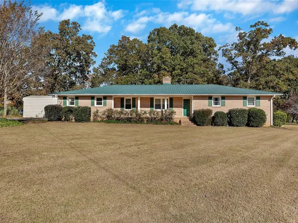 113 Soapstone Dr, Starr, SC 29684