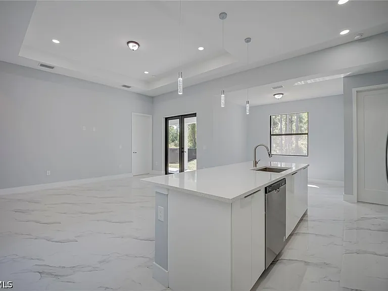 872 Spaulding St E — Photo 12