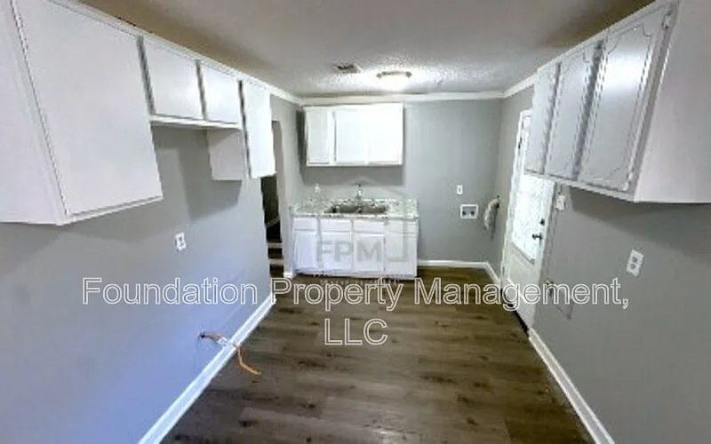 3 bed, 1.0 bath, 946 sqft, $800 — Photo 4