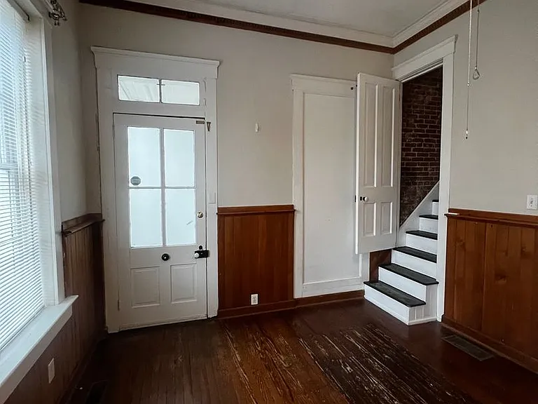 1327 E Washington St — Photo 9