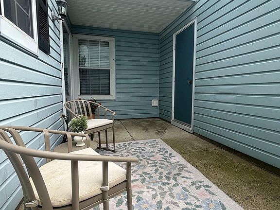 3rd image of 327 Hale Dr