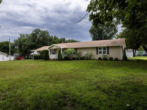 809 W 4th St, Holton, KS 66436