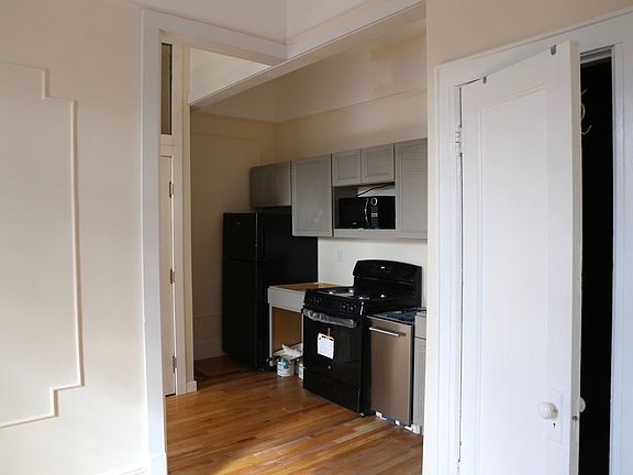 2nd image of 124 Pacific St APT 4R