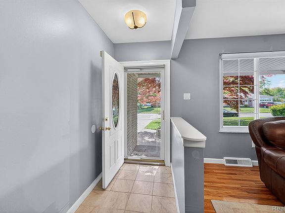 5th image of 38031 Charwood Dr