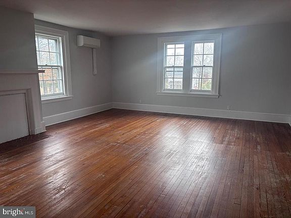 5th image of 51 Oak 2nd Floor St