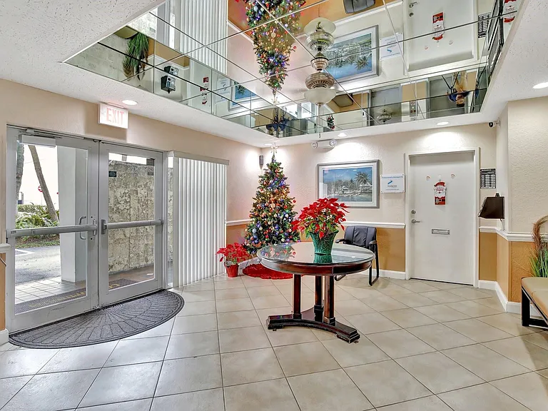 2555 NE 11th St #Penthouse 09 — Photo 24