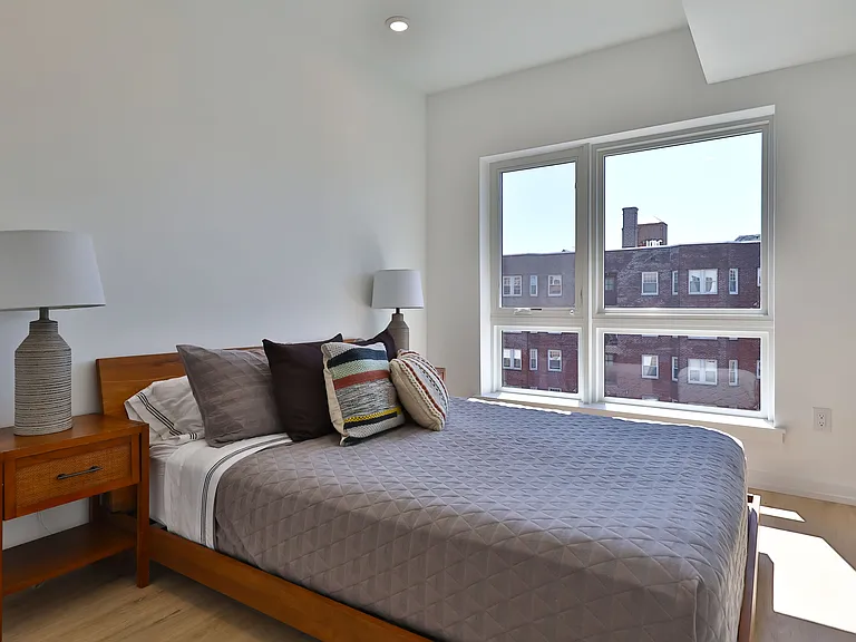 231 W Johnson Street — Photo 42