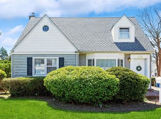 134 Ash St, Floral Park, NY 11001