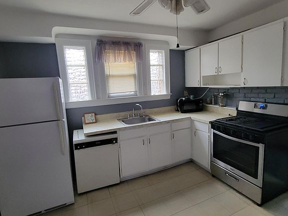 2nd image of 454 Fulton St