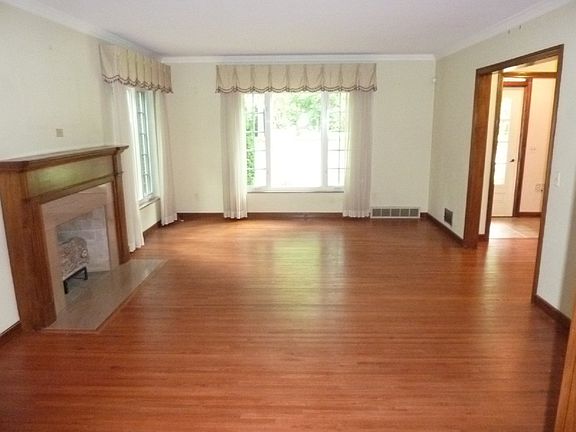 3rd image of 2938 Kenwood Blvd