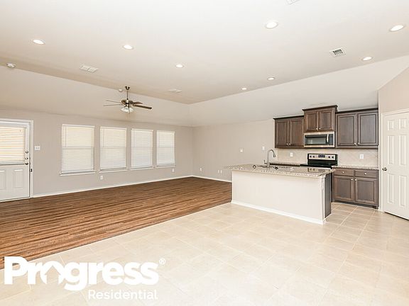 3rd image of 225 Balcones Dr