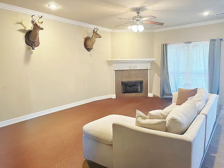 230 Forest Grove Dr — Photo 2