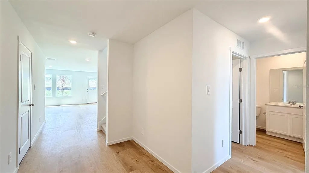 5 bed, 7.0 bath, 2238 sqft, $2,390 — Photo 4