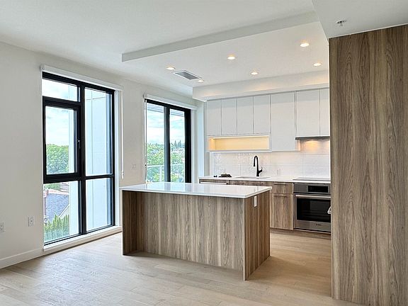 4th image of 8398 Oak St #604