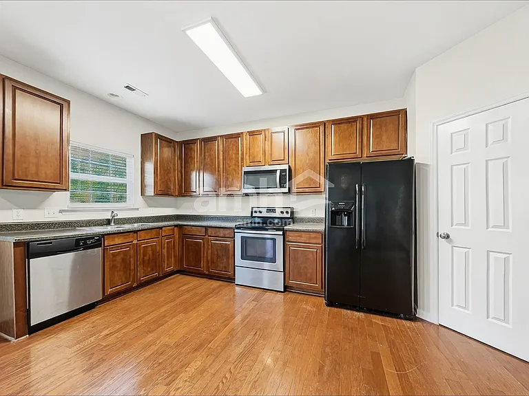 1010 Golden Crest Dr — Photo 3
