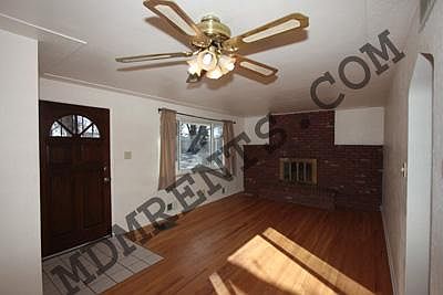 Living room (fireplace is decorative only0