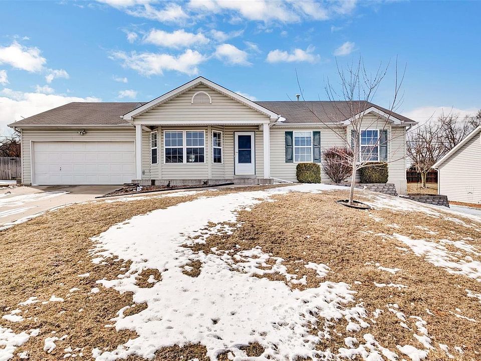 Welcome home to 191 Glen Forest Drive, Troy MO 63379!
