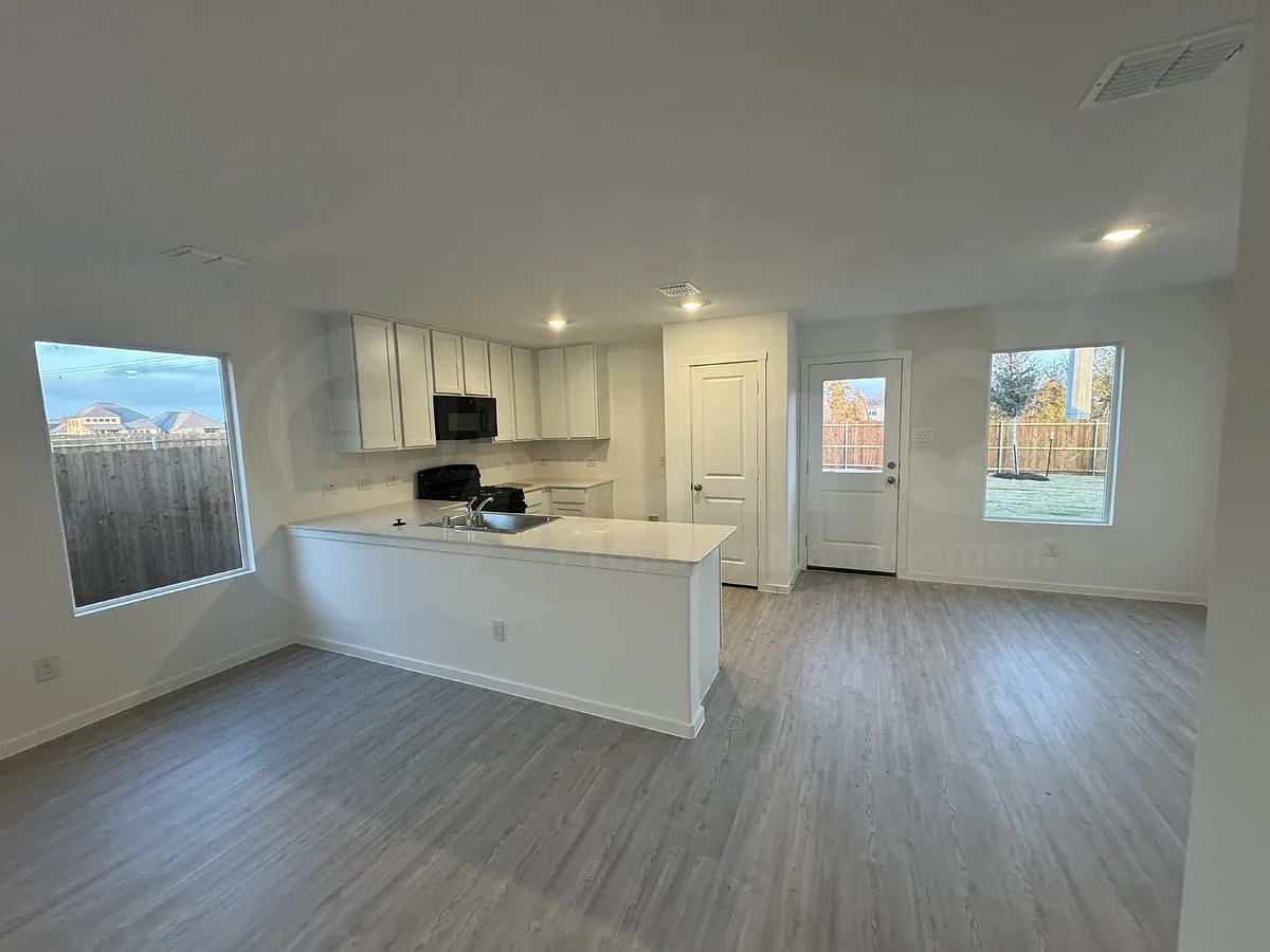 3 bed, 2.0 bath, 1268 sqft, $1,899 — Photo 3