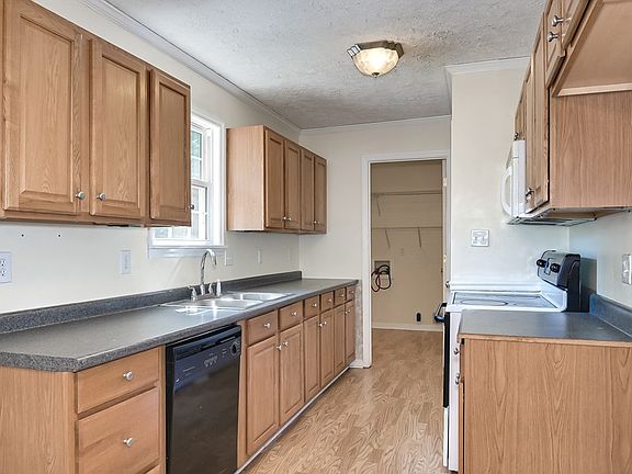 5th image of 46 Andover Dr