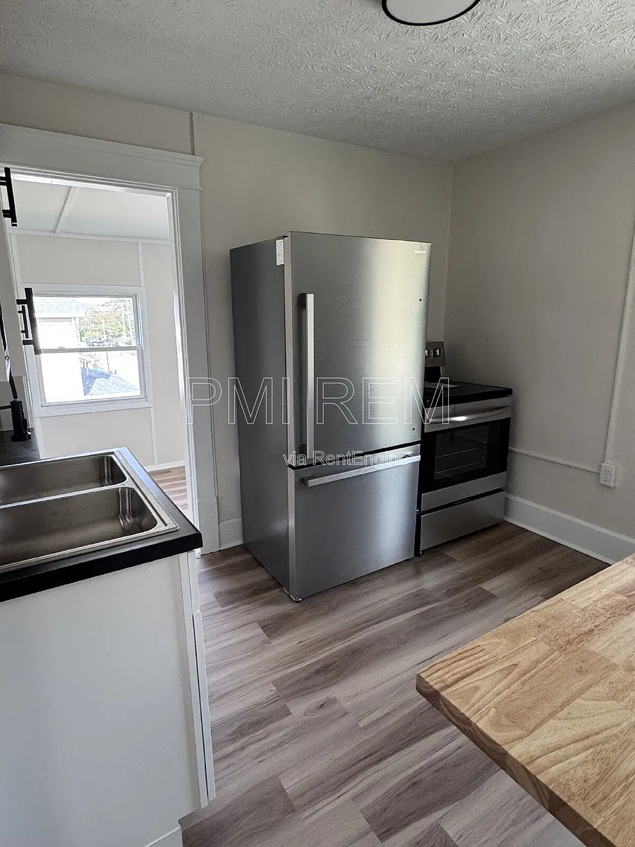 Building Photo - 470 Sumner St #2