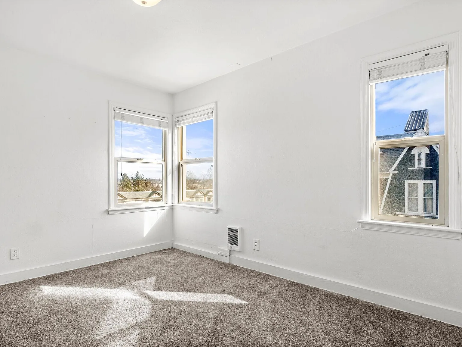 Evergreen Apartments — Photo 3