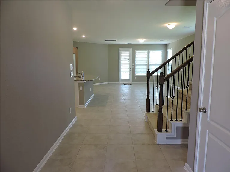 1102 Upton Ct — Photo 4