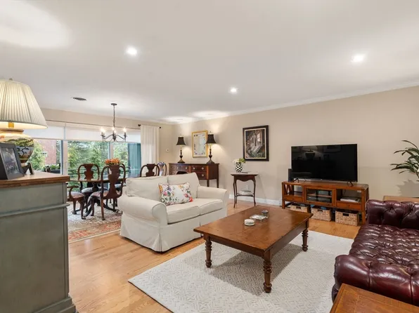 1206 Greendale Ave APT 214, Needham, MA 02492