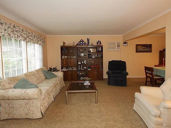 4th image of 32 Acorn Dr