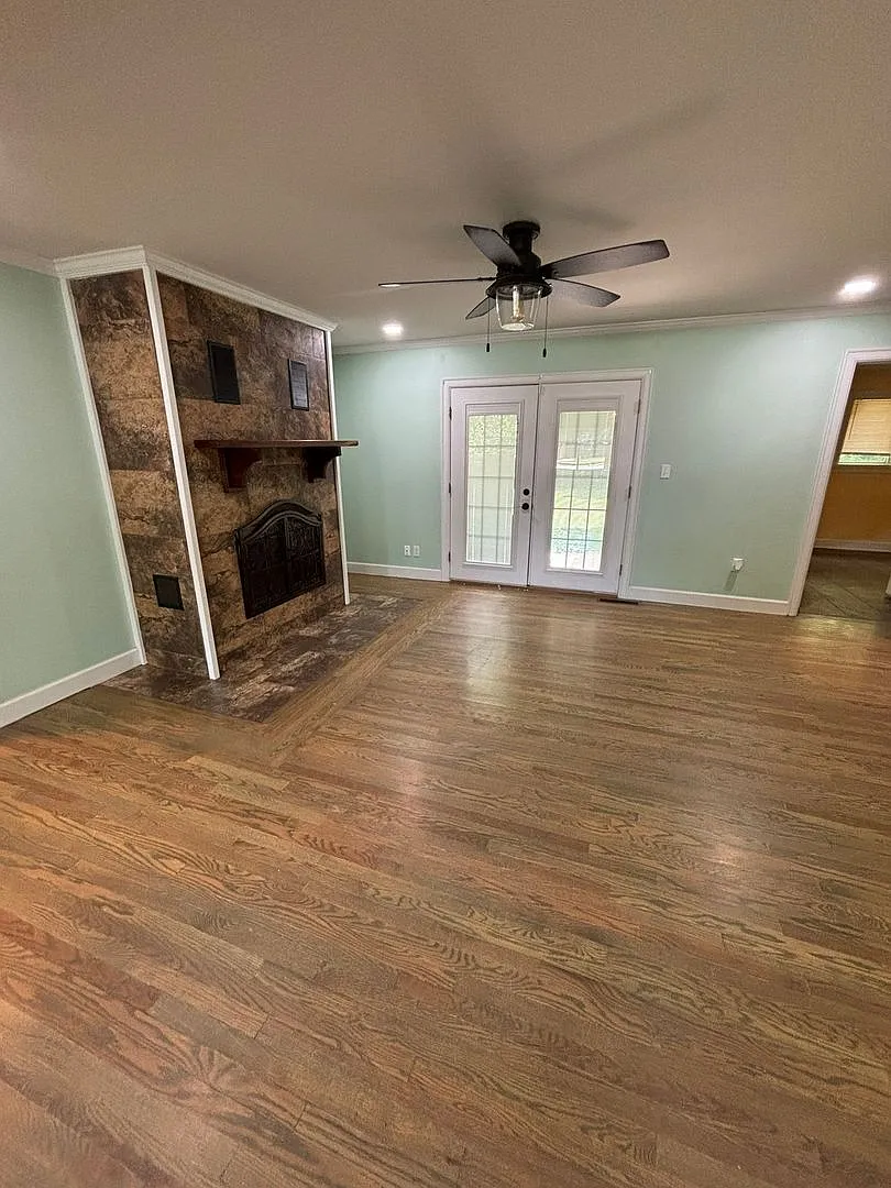 Stylish 3 Bedroom Home with Private Yard Near the University! — Photo 3