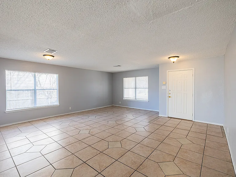 1240 Dexford Dr — Photo 7