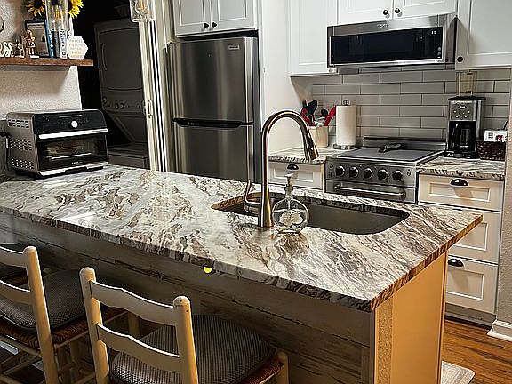 3rd image of 264 Alexandra Dr Unit 10