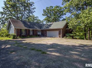 385 N Lakeview Dr, Salem, IL 62881
