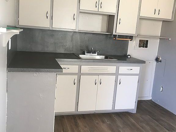 2nd image of 907 E 4th St