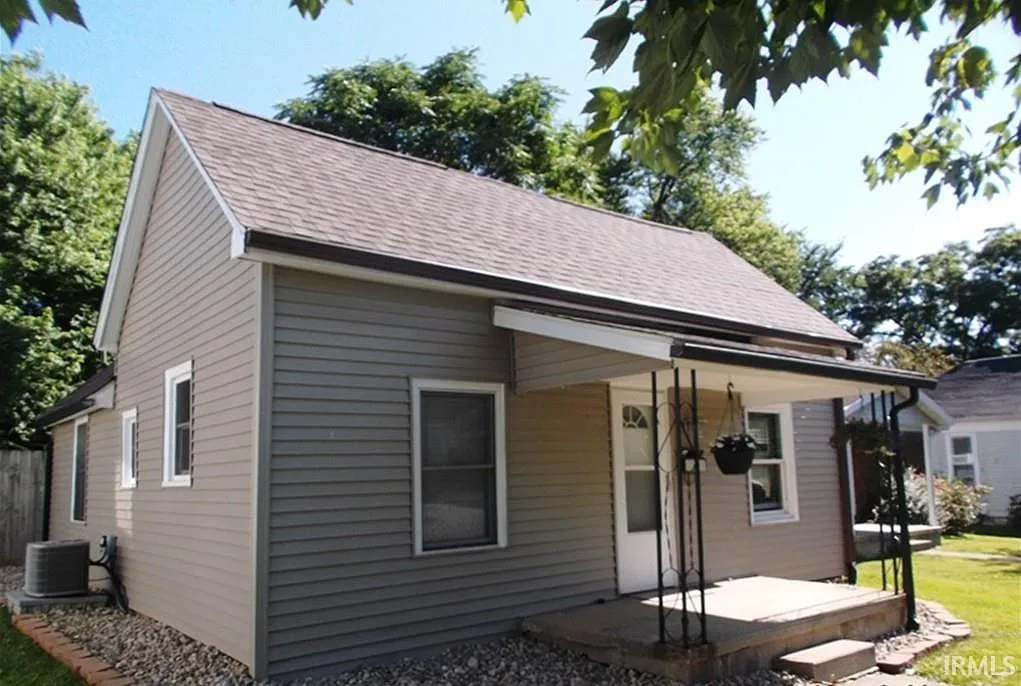 3 bed, 2.0 bath, 924 sqft, $1,800 — Photo 1