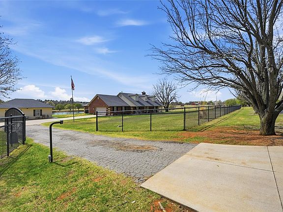 5th image of 2100 SE 38th St