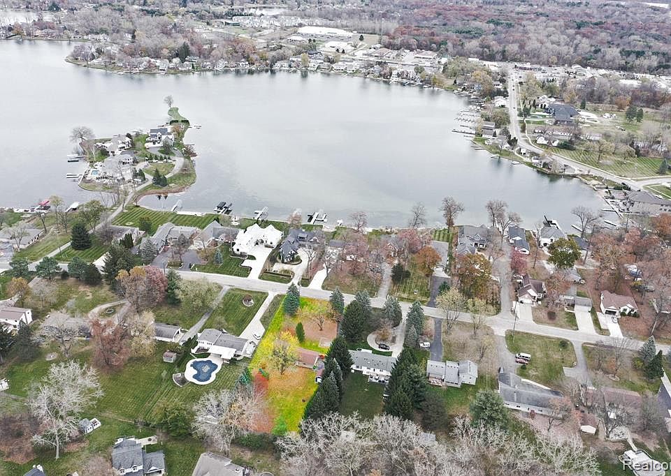 14302 Swanee Beach Dr, Fenton, MI 48430 Zillow