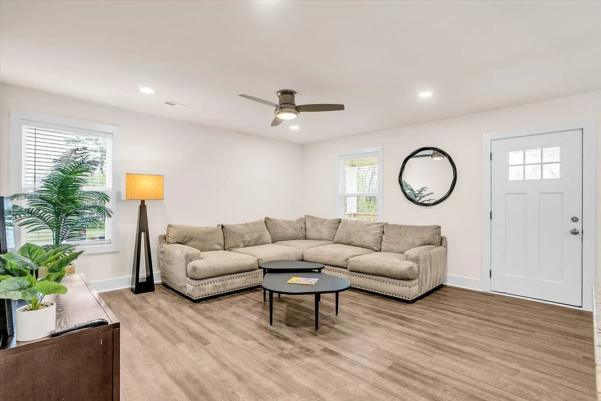 3 bed, 1400 sqft, $2,300 — Photo 2